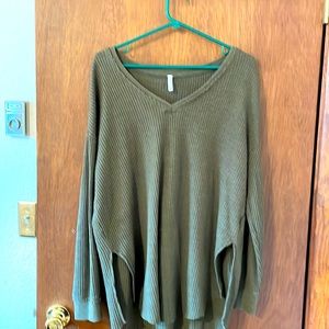 Z supply army green light V-neck sweater size medium